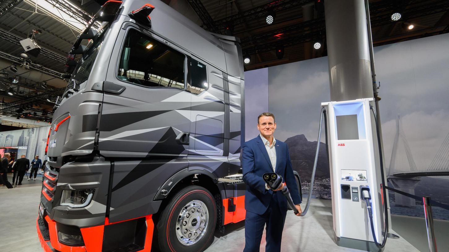 Strom statt Diesel: MAN-Chef Alexander Vlaskamp präsentiert einen Elektro-Lkw auf der IAA Transportation.
Strom statt Diesel: MAN-Chef Alexander Vlaskamp präsentiert einen Elektro-Lkw auf der IAA Transportation.