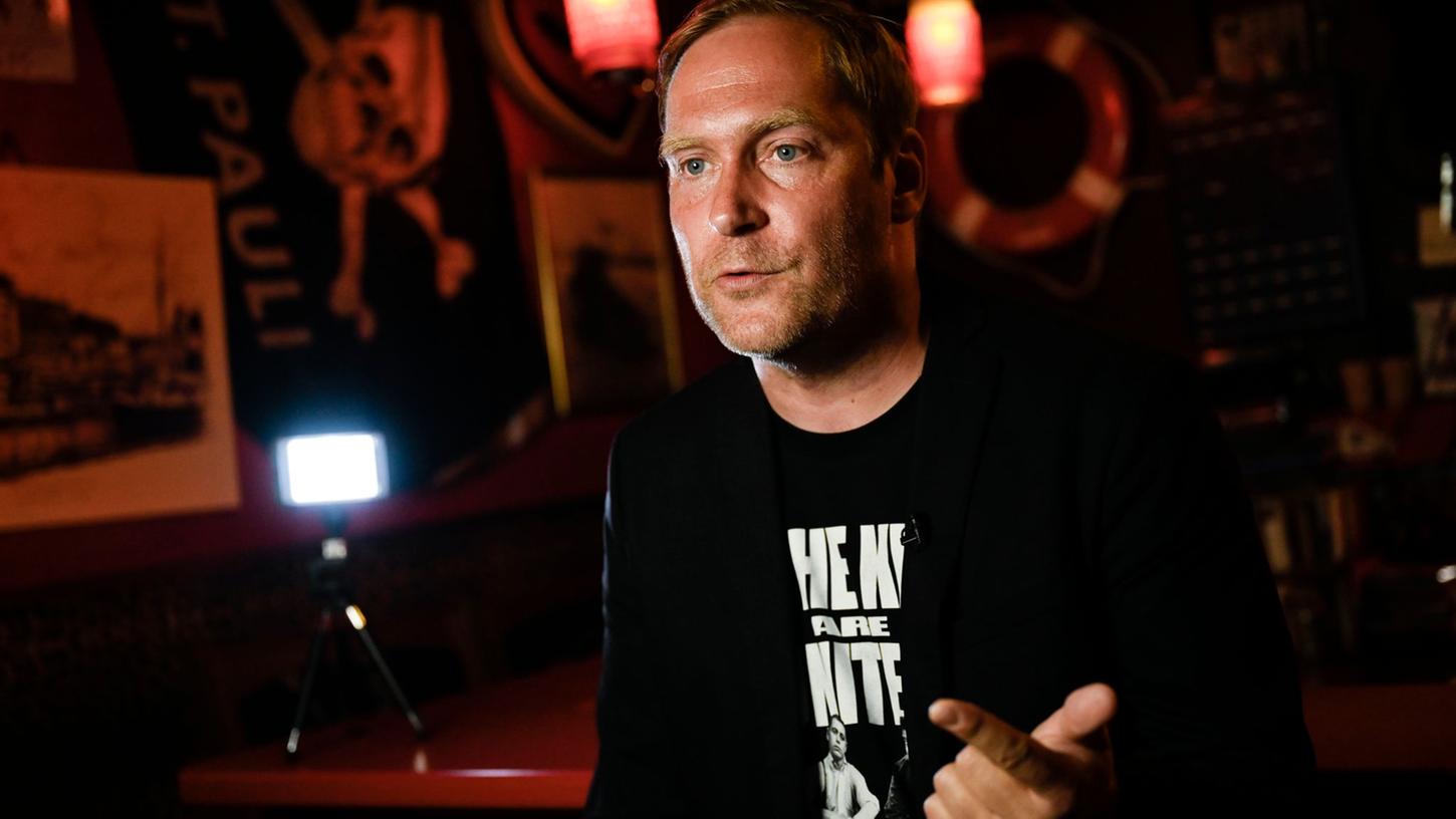 Sänger Thees Uhlmann wird in der Astra Stube im Stadtbezirk Neukölln in Berlin interviewt. Sänger Thees Uhlmann wird in der Astra Stube im Stadtbezirk Neukölln in Berlin interviewt.