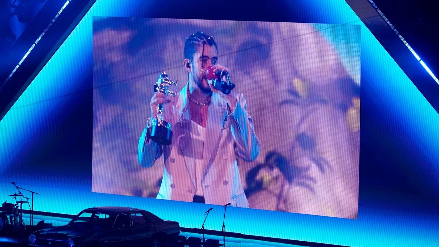 Bad Bunny wurde bei den MTV Video Music Awards als "Künstler des Jahres" ausgezeichnet. Bad Bunny wurde bei den MTV Video Music Awards als "Künstler des Jahres" ausgezeichnet.