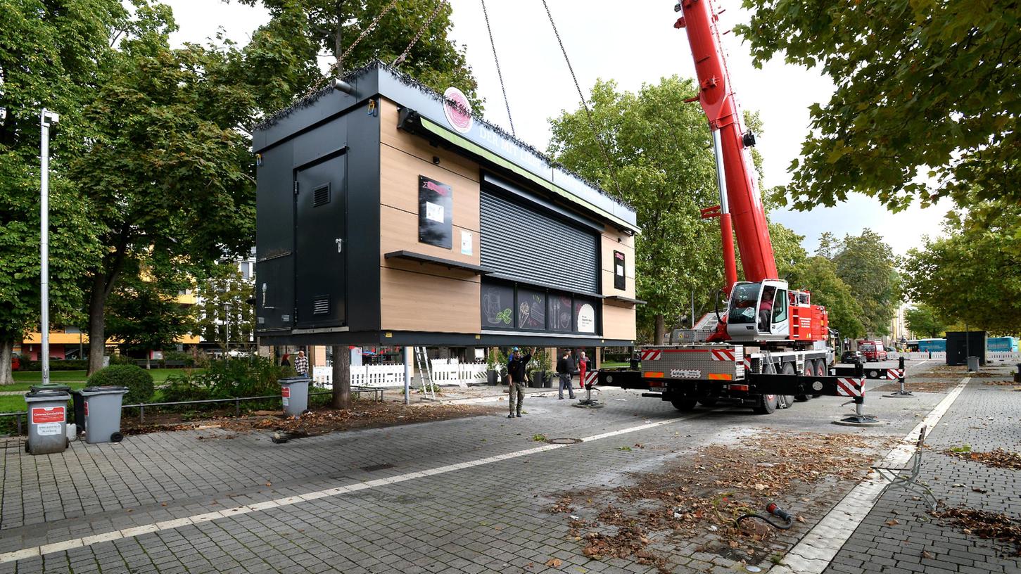 Nach 2019 mussten die Markt-Container zum zweiten  Mal für die Fürther Kirchweih  weichen. Unter ihnen kamen  Schnuller, kleine Bälle und einige Münzen zum Vorschein.  