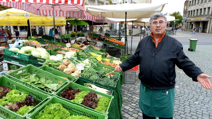 Die Obst- und  Gemüsehändler des Wochenmarkts beziehen während der Kirchweihwochen auf dem Fürther Bahnhofplatz ihr Ausweichquartier.