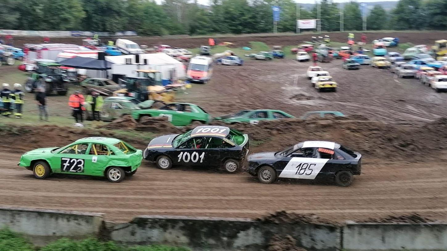 Carina Prütting (Auto rechts) überholte ihre zwei Konkurrentinnen erst in der letzten Runde.
Carina Prütting (Auto rechts) überholte ihre zwei Konkurrentinnen erst in der letzten Runde.