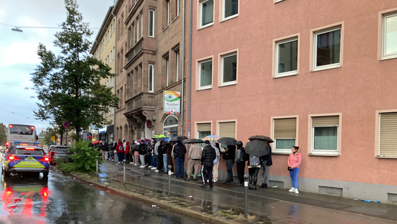 Lange Schlange trotz Regen: Neuer Nürnberger Dönerladen lockt mit 1-Cent-Angebot
