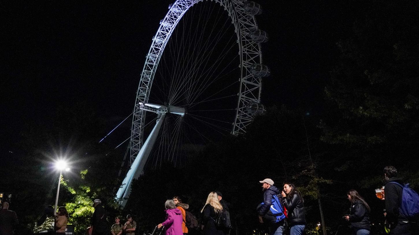 In London trauerte viele Menschen um das Ableben der Queen. Die Schlange um von der ehemaligen Königin Abschied zu nehmen zog sich bis hin zum London Eye. In London trauerte viele Menschen um das Ableben der Queen. Die Schlange um von der ehemaligen Königin Abschied zu nehmen zog sich bis hin zum London Eye.