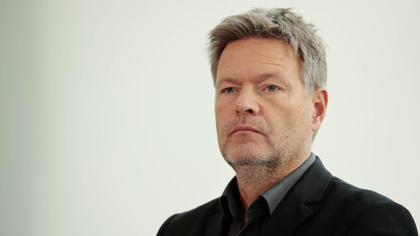 Robert Habeck fällt bei der Frage der Kanzlerpräferenz hinter Scholz und Merz.
Robert Habeck fällt bei der Frage der Kanzlerpräferenz hinter Scholz und Merz.