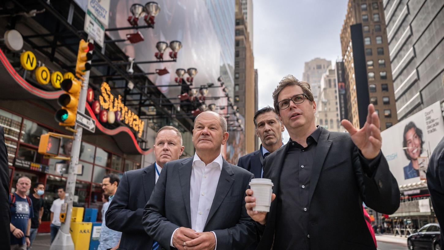 Olaf Scholz (l) lässt sich von Daniel Kehlmann durch Manhattan führen. Olaf Scholz (l) lässt sich von Daniel Kehlmann durch Manhattan führen.
