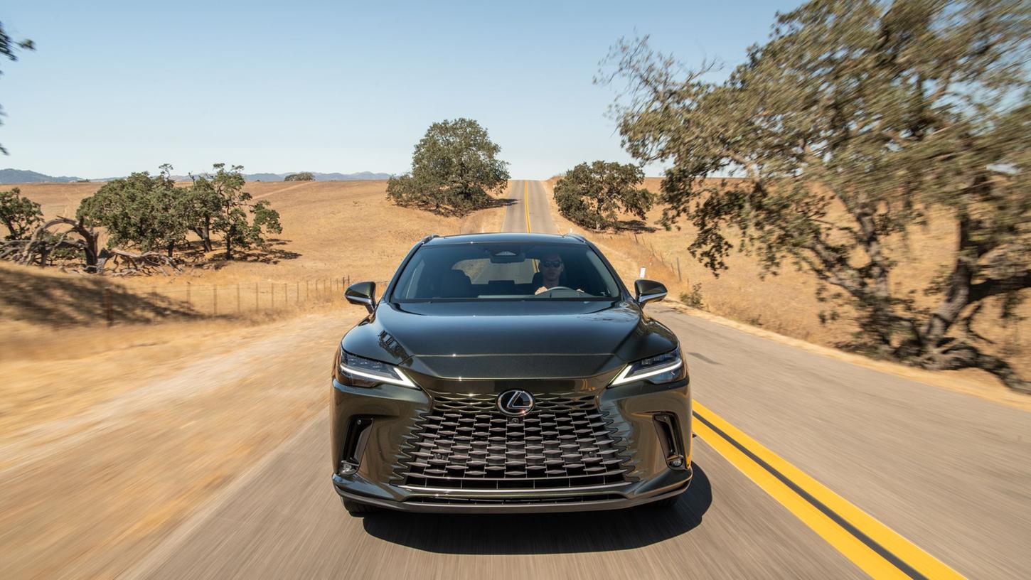 Der Lexus RX 500 h präsentiert sich bei einer Testfahrt smart souverän. Doch bei der Reichweite schneiden andere Plug-in-Hybride in seiner Klasse besser ab. Der Lexus RX 500 h präsentiert sich bei einer Testfahrt smart souverän. Doch bei der Reichweite schneiden andere Plug-in-Hybride in seiner Klasse besser ab.