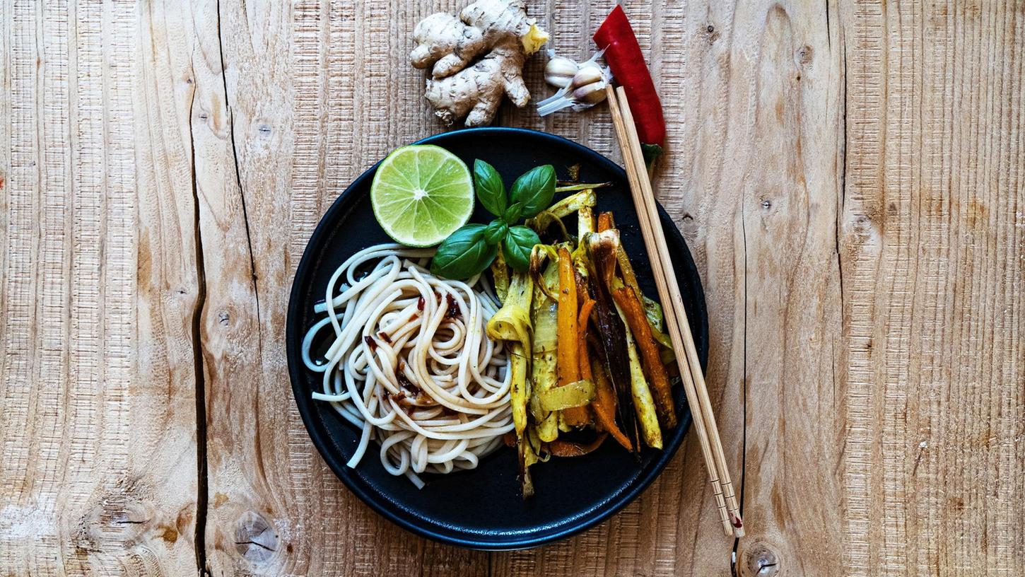 Mit den Udon-Nudeln und der asiatischen Sauce bekommt im Ofen geschmortes Gemüse eine ganz neue Note. Mit den Udon-Nudeln und der asiatischen Sauce bekommt im Ofen geschmortes Gemüse eine ganz neue Note.