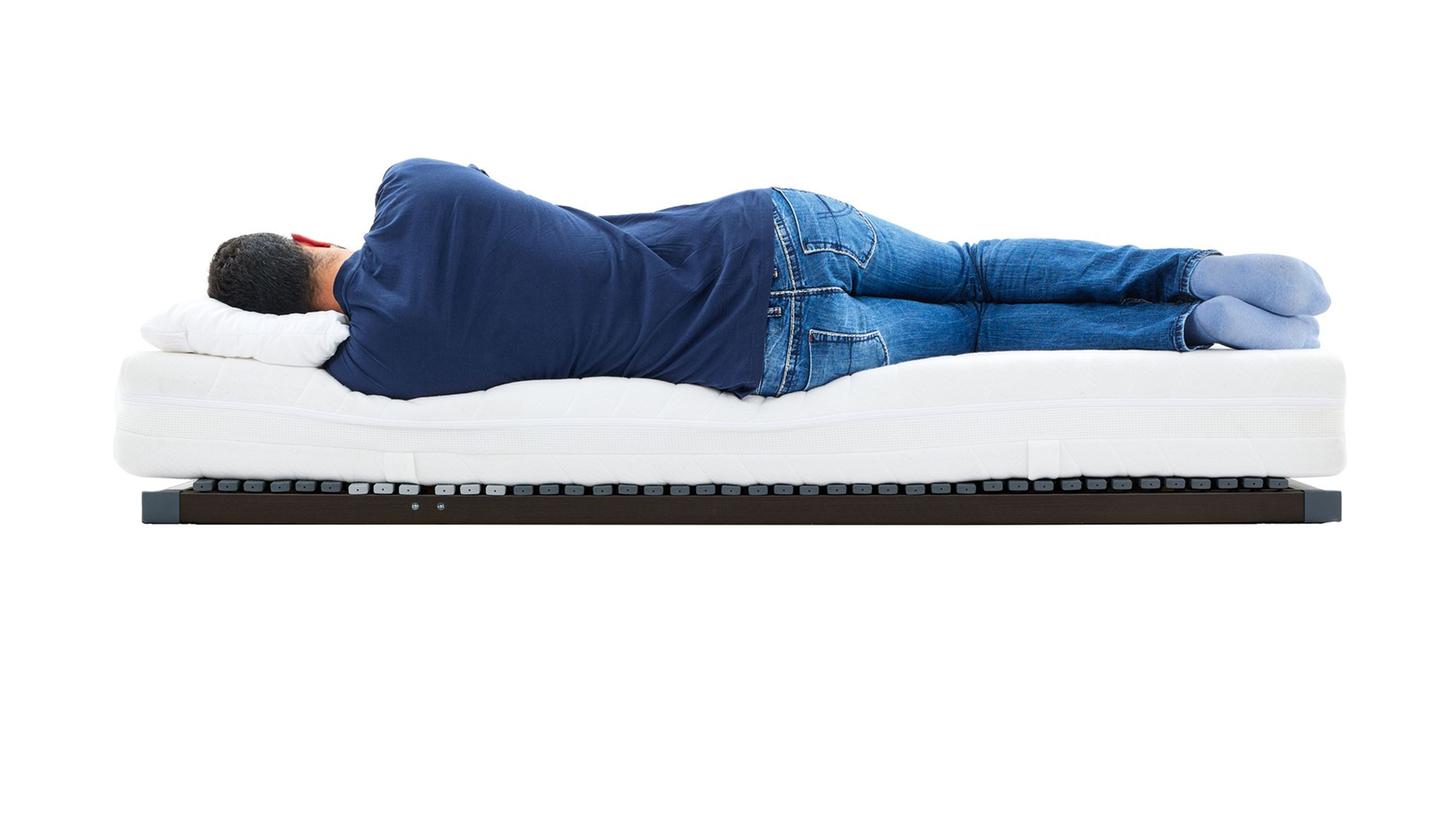 Gute Matratzen und Lattenroste stützen in Kombination den Körper ab.