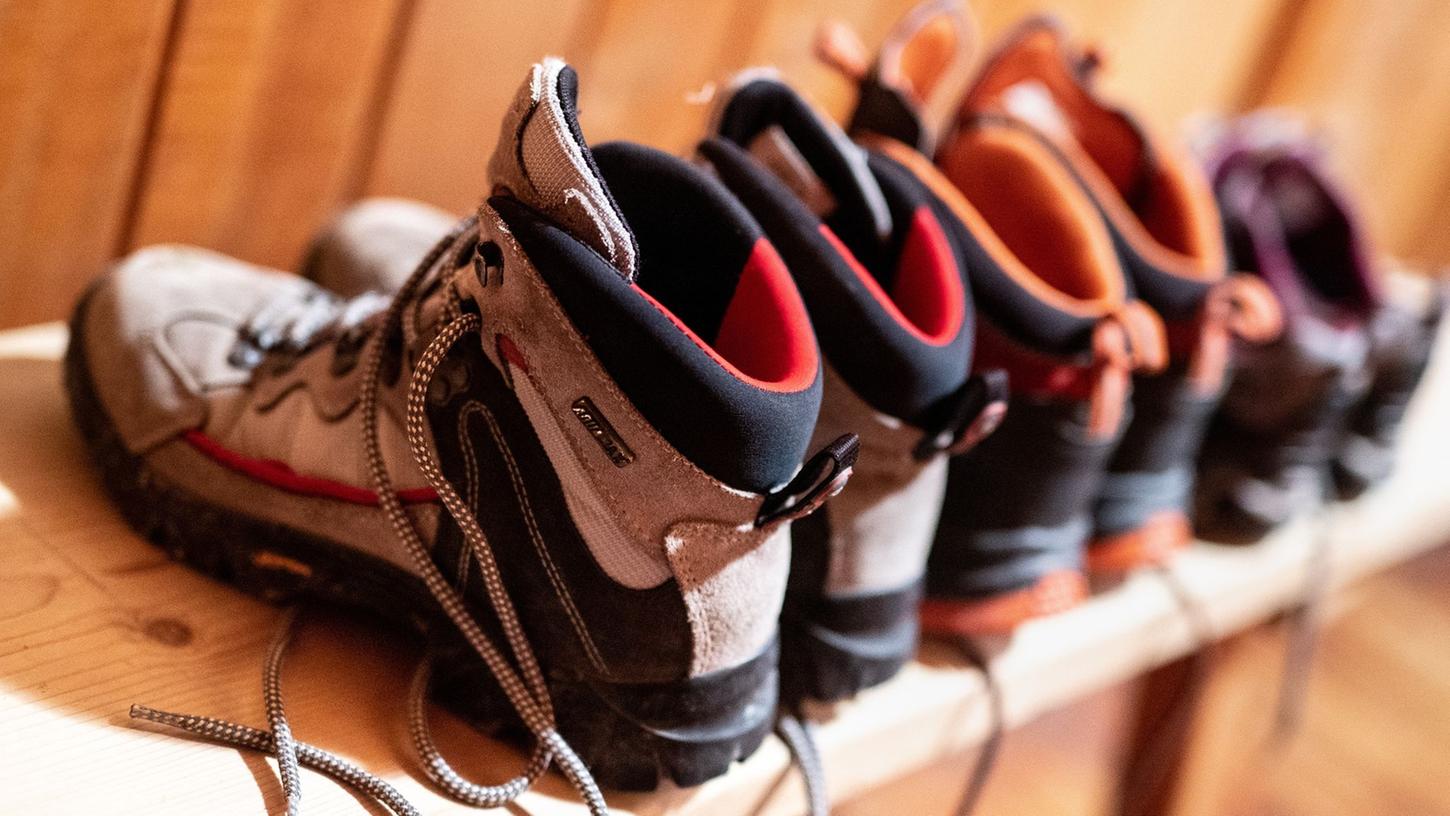 Am besten trocknen Wanderschuhe in einem warmen Raum. Am besten trocknen Wanderschuhe in einem warmen Raum.
