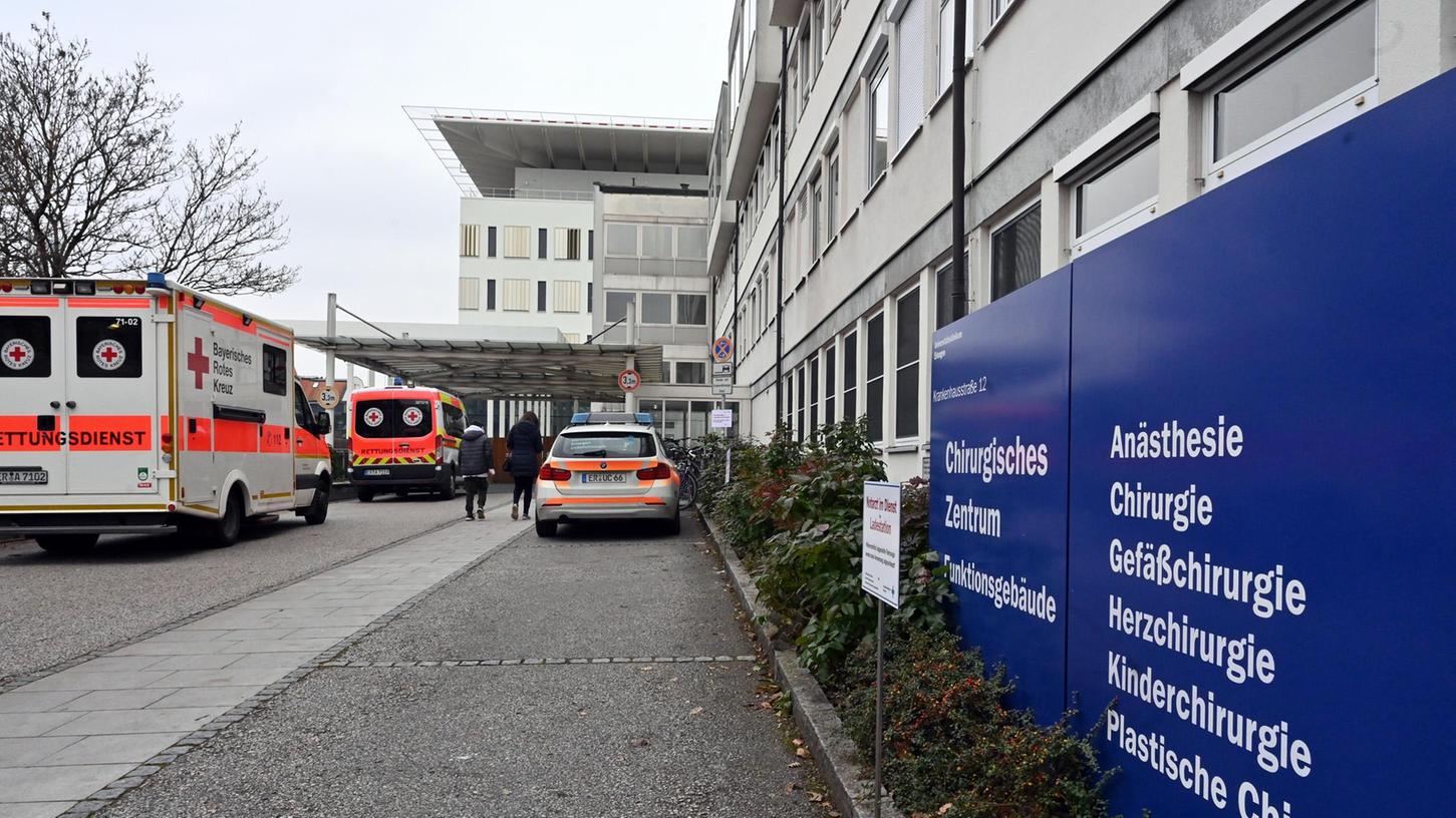 Die Coronatest-Nachweise wurden in Bayern zum 10. Februar 2023 für den Besuch unter anderem in Kliniken gelockert. Unser Bild zeigt den Eingang der Chirurgie an der Uniklinik Erlangen. 