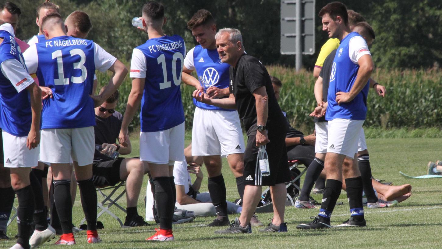 Utz Löffler (in Schwarz) und seine Nagelberger Spieler sind sich zum Teil nicht mehr einig, was die Spielstärke und Ausrichtung der Mannschaft betrifft. Deshalb hat der Trainer nach vier Jahren beschlossen, bei der Kreisklassen-Mannschaft aufzuhören. 