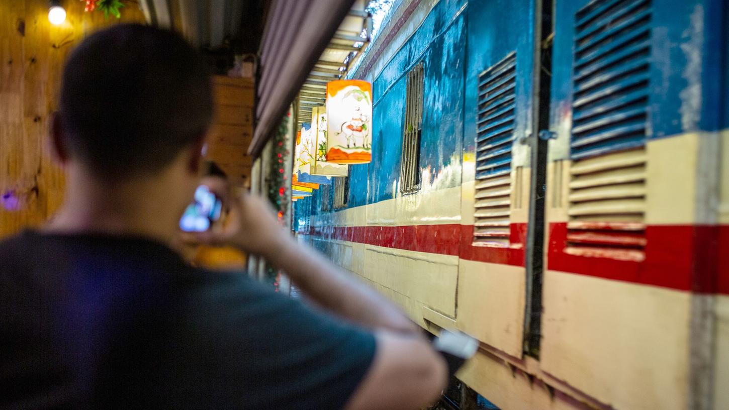 Nur wenige Monate nach der Wiedereröffnung wurde die "Train Street" in Hanoi wieder gesperrt. Nur wenige Monate nach der Wiedereröffnung wurde die "Train Street" in Hanoi wieder gesperrt.