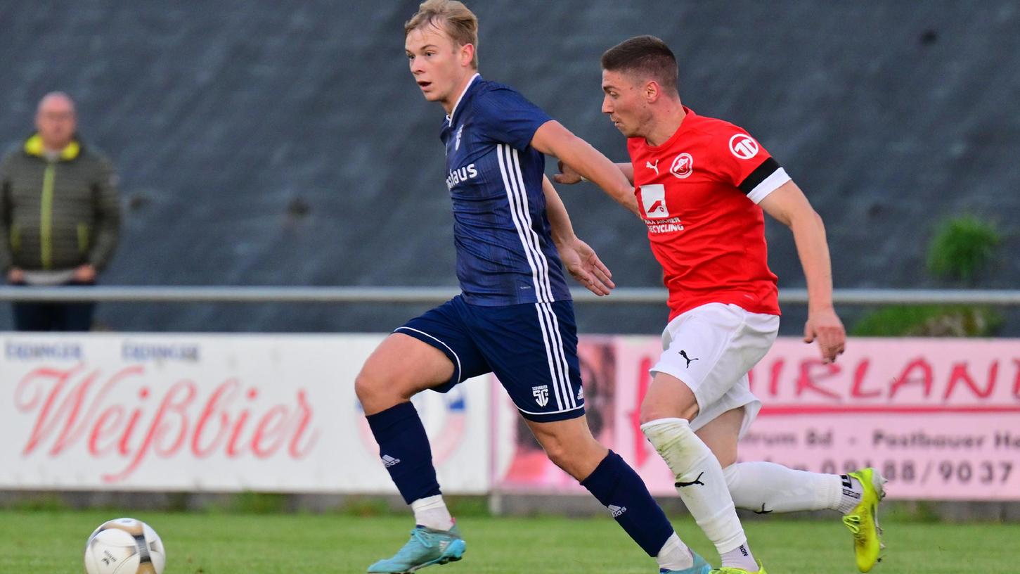 Vlad Stan Prigoana (rot) kann im Spiel seines SV Seligenporten gegen den SC 04 Schwabach (links: Mario Klupp) das Remis auch nicht verhindern.
Vlad Stan Prigoana (rot) kann im Spiel seines SV Seligenporten gegen den SC 04 Schwabach (links: Mario Klupp) das Remis auch nicht verhindern.