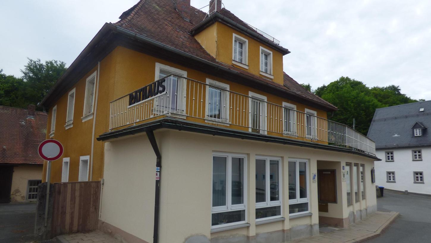 Das Rathaus von Gößweinstein ist seit Jahrzehnten in einem denkbar schlechten, arbeitsfeindlichen Zustand. Doch der Gemeinderat kommt mit seinen Plänen für Umbau oder Umzug nicht zu Potte. Die jüngsten Pläne für den Umzug ins Pfarrhaus werden nun von einem Bürgerbegehren verzögert, das ein ehemaliger Rathausmitarbeiter initiiert hat.
Das Rathaus von Gößweinstein ist seit Jahrzehnten in einem denkbar schlechten, arbeitsfeindlichen Zustand. Doch der Gemeinderat kommt mit seinen Plänen für Umbau oder Umzug nicht zu Potte. Die jüngsten Pläne für den Umzug ins Pfarrhaus werden nun von einem Bürgerbegehren verzögert, das ein ehemaliger Rathausmitarbeiter initiiert hat.