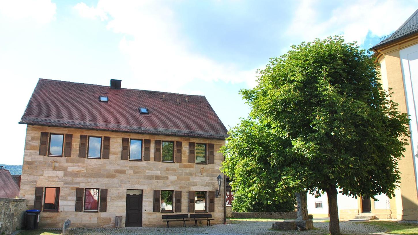 Das ehemalige Pfarrheim neben der Kirche ist die neue Heimat des Kinderhortes in Pretzfeld.
Das ehemalige Pfarrheim neben der Kirche ist die neue Heimat des Kinderhortes in Pretzfeld.