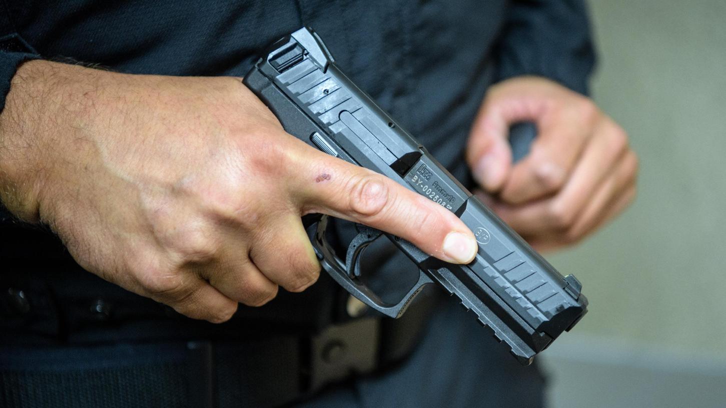 Die Dienstwaffe eines Kameraden hat der Angeklagte gestohlen und vergraben (hier eine Polizei-Dienstwaffe der Marke Heckler & Koch).
Die Dienstwaffe eines Kameraden hat der Angeklagte gestohlen und vergraben (hier eine Polizei-Dienstwaffe der Marke Heckler & Koch).
