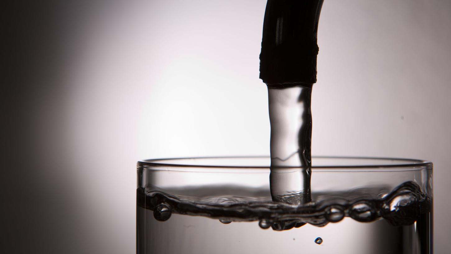 Auch im Hitzesommer 2022 war die Trinkwasserversorgung in Bayern durchgehend gesichert. Doch der Klimawandel und die sinkenden Grundwasserpegel bereiten den Experten immer mehr Kopfzerbrechen.
Auch im Hitzesommer 2022 war die Trinkwasserversorgung in Bayern durchgehend gesichert. Doch der Klimawandel und die sinkenden Grundwasserpegel bereiten den Experten immer mehr Kopfzerbrechen.
