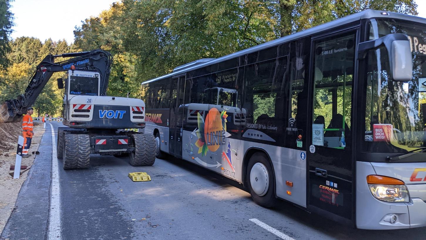 Während noch Restarbeiten erledigt werden, fließt der Verkehr auf der Staatsstraße zwischen Hainbronn und Weidlwang schon wieder. 