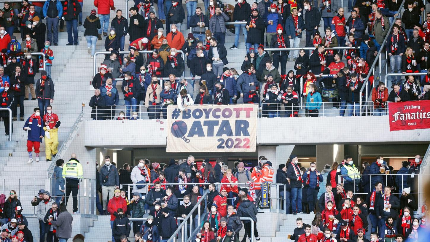 Fußballfans rufen mit einem Transparent zum Boykott der WM in Katar auf.