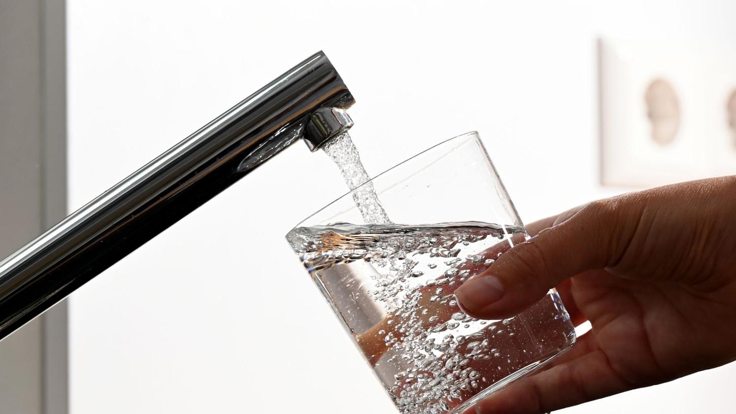 Könnte es in den kommenden 10 bis 15 Jahren zu Engpässen beim Trinkwasser kommen? Laut einer Umfrage sorgen sich bereits 41 Prozent der Bundesbürger um die Versorgungssicherheit. Könnte es in den kommenden 10 bis 15 Jahren zu Engpässen beim Trinkwasser kommen? Laut einer Umfrage sorgen sich bereits 41 Prozent der Bundesbürger um die Versorgungssicherheit.