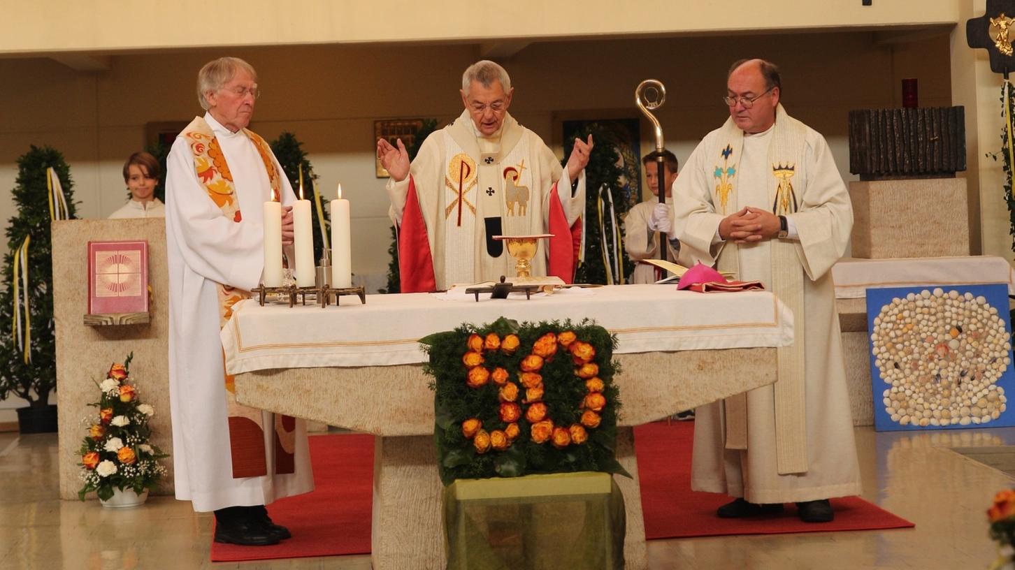 Pfarrer i.R. Helmut Spindler, Erzbischof Ludwig Schick und Pfarrer Wunnibald Forster (v. links) gestalteten den Gottesdienst.
Pfarrer i.R. Helmut Spindler, Erzbischof Ludwig Schick und Pfarrer Wunnibald Forster (v. links) gestalteten den Gottesdienst.