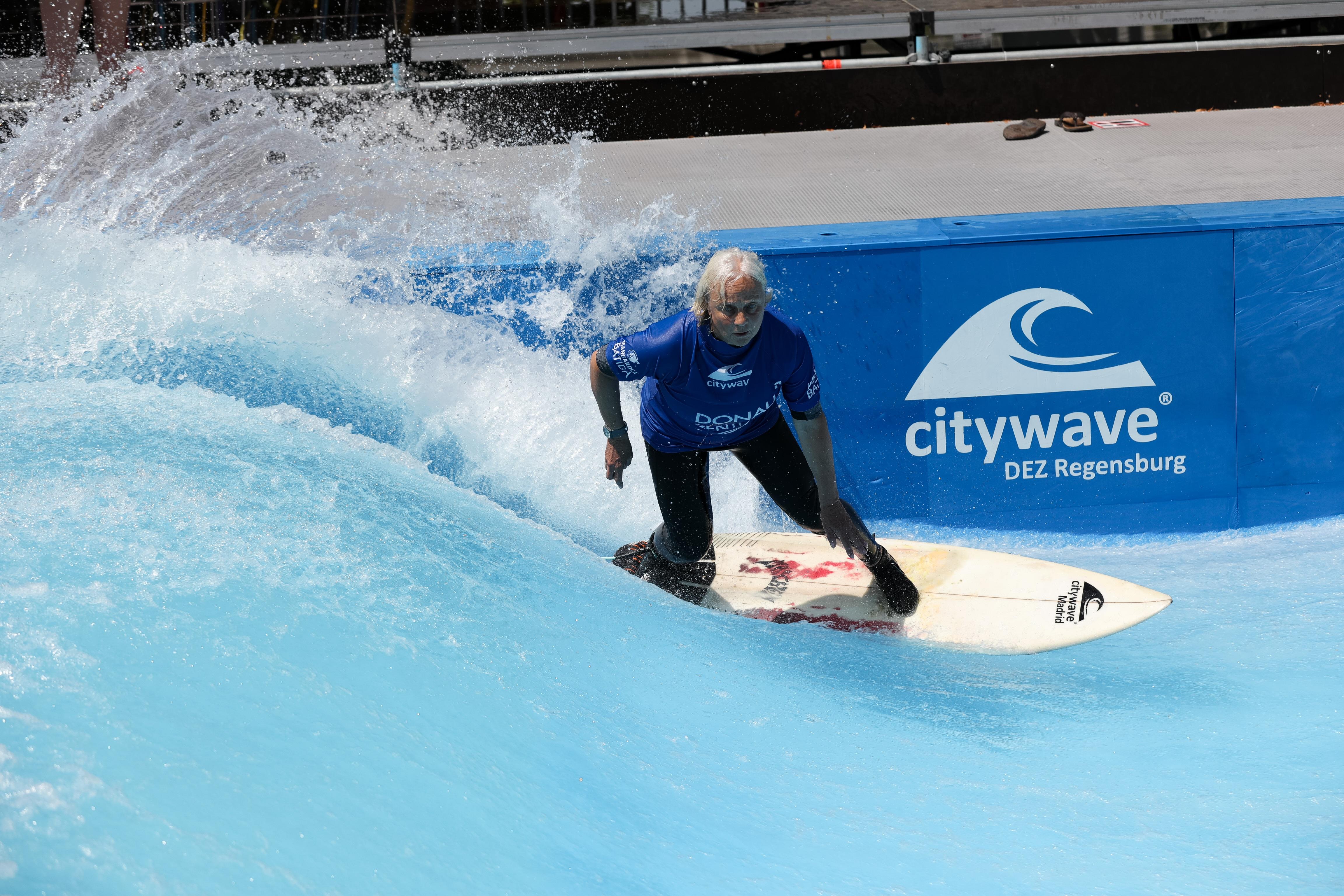 Die 70-Jährige gibt auf der Surfwelle im Donau-Einkaufszentrum eine gute Figur ab. Die 70-Jährige gibt auf der Surfwelle im Donau-Einkaufszentrum eine gute Figur ab.