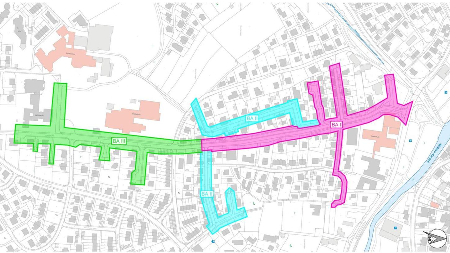In drei Bauabschnitten (BA 1 lila, BA 2 türkis, BA 3 grün) wird im Burgstaller Weg sowie in Nebenstraßen der Kanal ertüchtigt. Die komplette Maßnahme zieht sich von der Hans-Maier-Straße/Aurach (rechts) bis zu den Schulen (links) und wird bis 2028 dauern.
