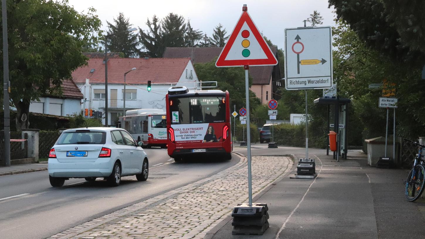 Wegen der Engstelle besteht, an der sich Linien- und Schulbusse nicht begegnen können, wurde an der Einmündung der Radrunde in die Worzeldorfer Hauptstraße eine Ampel installiert.
Wegen der Engstelle besteht, an der sich Linien- und Schulbusse nicht begegnen können, wurde an der Einmündung der Radrunde in die Worzeldorfer Hauptstraße eine Ampel installiert.