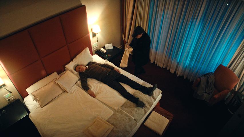 Am Morgen wacht Murot ohne Brieftasche und ohne Erinnerung an den Abend in seinem Hotelzimmer auf. Und es kommt noch schlimmer: Eine Etage darüber liegt ein toter Mann in seinem Bett.
