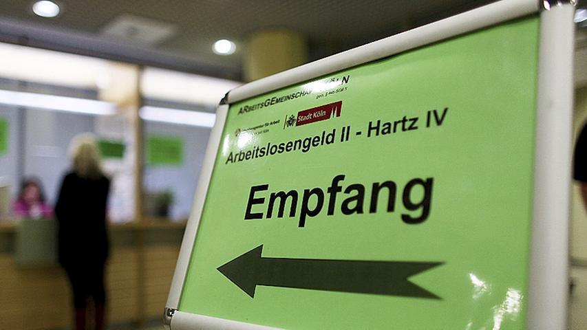 Um fast 74.000 ist die Zahl der Arbeitslosen in 
 NRW in den vergangenen sechs Jahren gesunken. Die Arbeitslosenquote sank im Jahresdurchschnitt von 8,7 Prozent (2010) auf 7,7 Prozent (2016). Im Vergleich der Bundesländer ist 
 NRW dennoch abgerutscht. Im Jahresdurchschnitt 2010 hatten noch sieben Länder eine höhere Arbeitslosenquote: Bremen, Berlin und die ostdeutschen Länder.