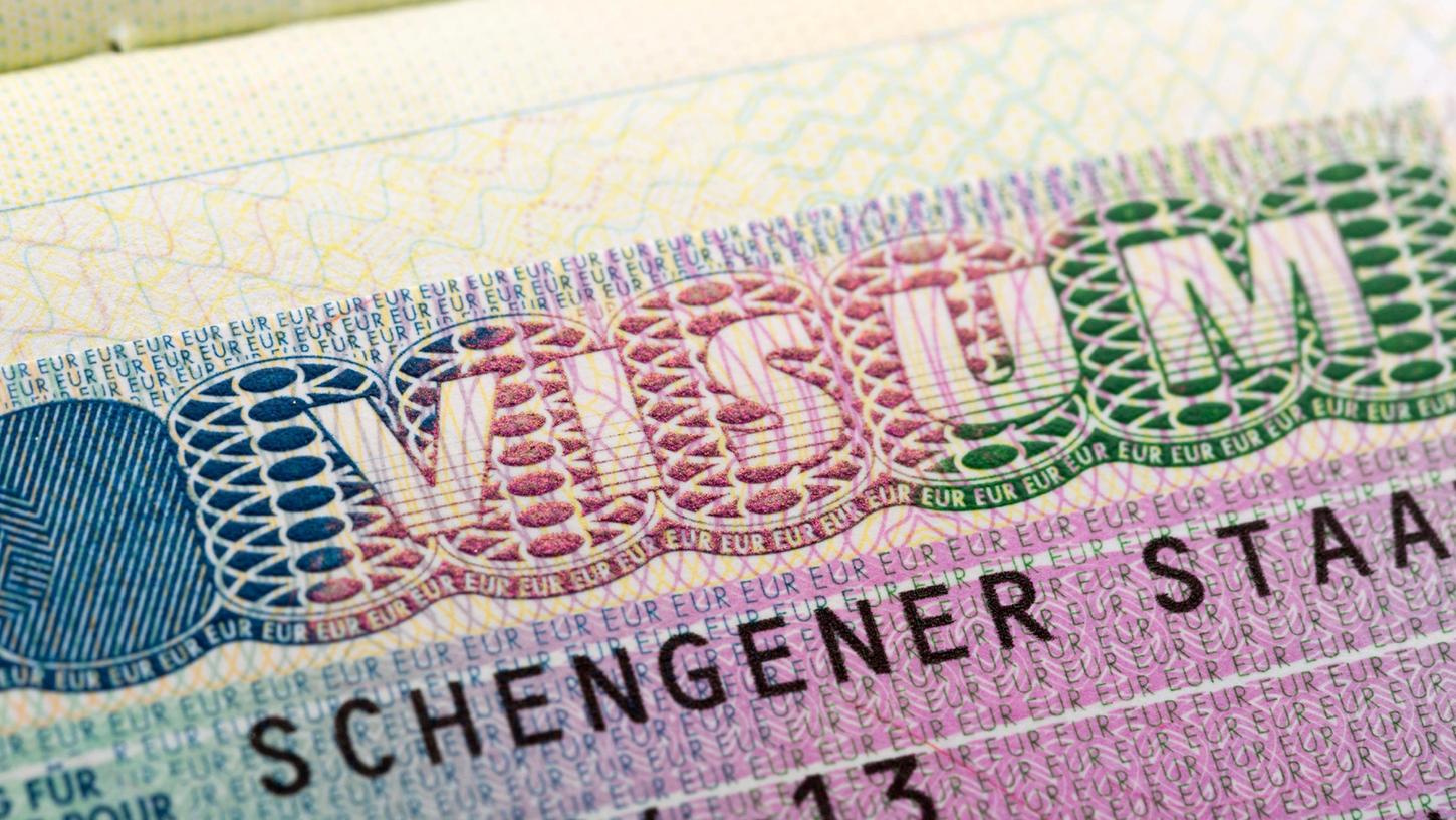 Die Anträge für ein Visum in die Schengen-Staaten ist aktuell für türkische Bürger mit langen Wartezeiten verbunden - manche von ihnen werden überhaupt nicht in die EU gelassen.
Die Anträge für ein Visum in die Schengen-Staaten ist aktuell für türkische Bürger mit langen Wartezeiten verbunden - manche von ihnen werden überhaupt nicht in die EU gelassen.