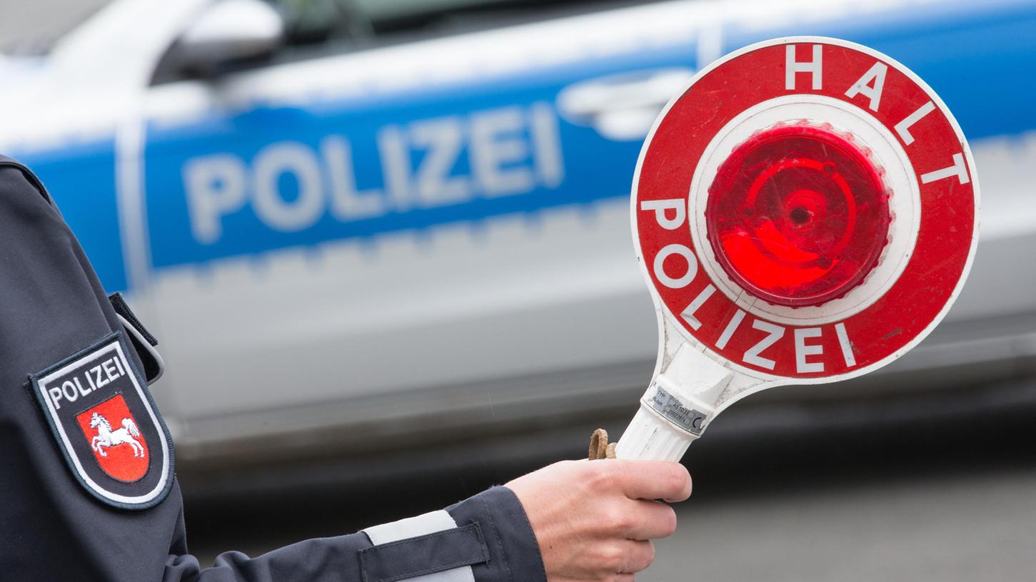 Eine völlig betrunkene Autofahrerin zog die Polizei Höchstadt in Adelsdorf aus dem Verkehr.