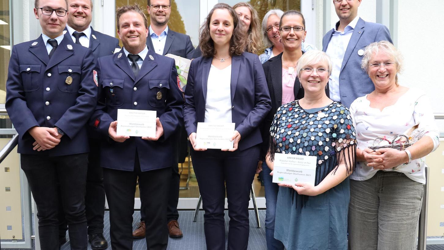 Die strahlenden Sieger-Teams des Wettbewerbs „Regionalbudget Oberfranken 2021“ v.l.n.r.: Lorenz Neupert, Stefan Schieweck, Alexander Dietrich (FFW Thierstein); Michael und Tina Schramm, Verein für offene Jugendarbeit Marktleugast; Antje Wimmer, Sigrid Kluck, Diana Könitzer, Petra Göttlicher, Michael Wimmer, Sabine Lorenz von Klappstuhl KulTour e.V.