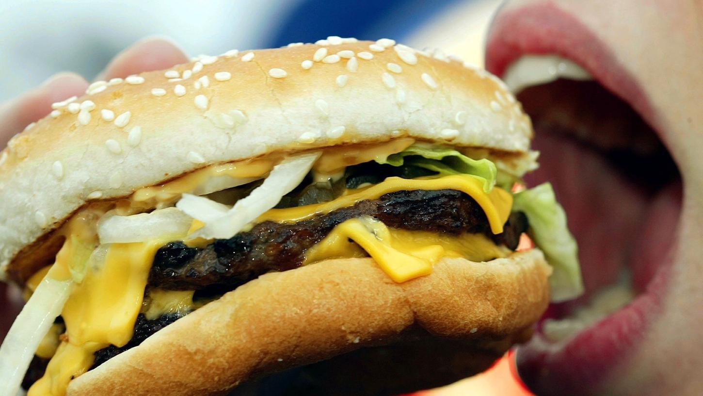 Ungesunde Ernährung gehört neben Alkohol- und Zigarettenkonsum zu den größten Risikofaktoren für nicht übertragbare Krankheiten wie Herz-Kreislauf-Erkrankungen, Krebs und Diabetes. Ungesunde Ernährung gehört neben Alkohol- und Zigarettenkonsum zu den größten Risikofaktoren für nicht übertragbare Krankheiten wie Herz-Kreislauf-Erkrankungen, Krebs und Diabetes.