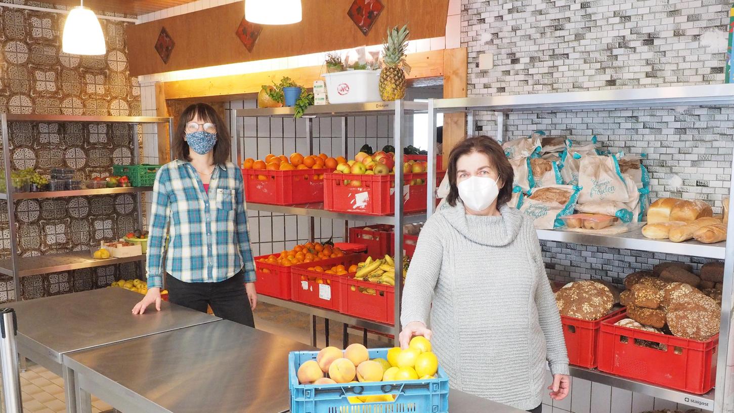 Immer mehr Bedürftige sind auf die Hilfe durch die Pegnitzer Tafel angewiesen. Im Bild (v.li.) Vorsitzende Christine Wagner und Anneliese Franz an der Verkaufstheke im Tafelladen.
Immer mehr Bedürftige sind auf die Hilfe durch die Pegnitzer Tafel angewiesen. Im Bild (v.li.) Vorsitzende Christine Wagner und Anneliese Franz an der Verkaufstheke im Tafelladen.