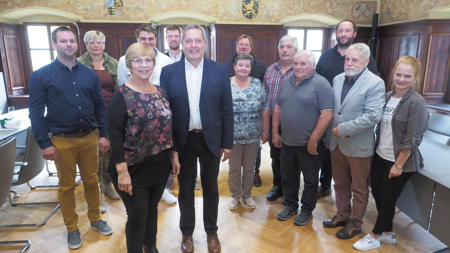 Gemeinsam mit Mitarbeitern aus dem Rathaus und dem Bauhof verabschiedete Bürgermeister Joachim Neuß (6. v. l.) langjährige Beschäftigte der Stadt beziehungsweise gratulierte zu bestandenen Lehrgängen.  