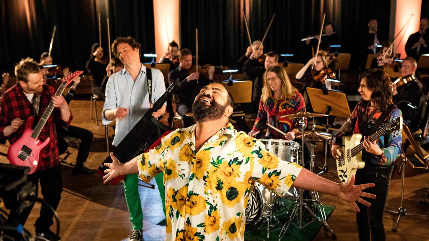 Der Sänger Marian Gold von der Band Alphaville steht vor dem Filmorchester Babelsberg. Auf dem neuen Album "Eternally Yours" hat die Band ihre großen Hits und weniger bekannte Songs neu arrangiert und mit dem Deutschen Filmorchester Babelsberg aufgenommen.
Der Sänger Marian Gold von der Band Alphaville steht vor dem Filmorchester Babelsberg. Auf dem neuen Album "Eternally Yours" hat die Band ihre großen Hits und weniger bekannte Songs neu arrangiert und mit dem Deutschen Filmorchester Babelsberg aufgenommen.