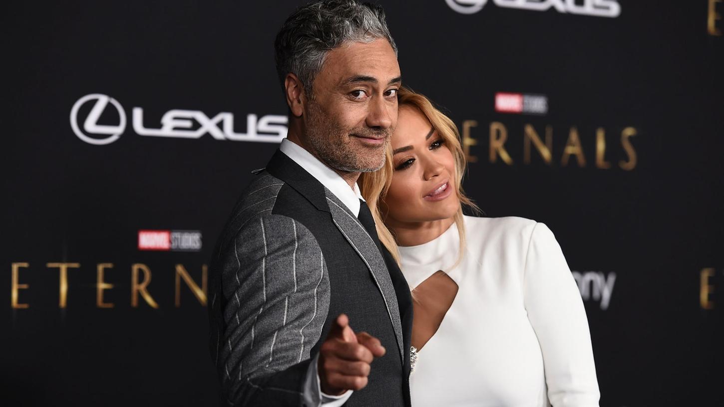 Die britische Sängerin Rita Ora schwärmt von ihrem Freund Taika Waititi . Die britische Sängerin Rita Ora schwärmt von ihrem Freund Taika Waititi .