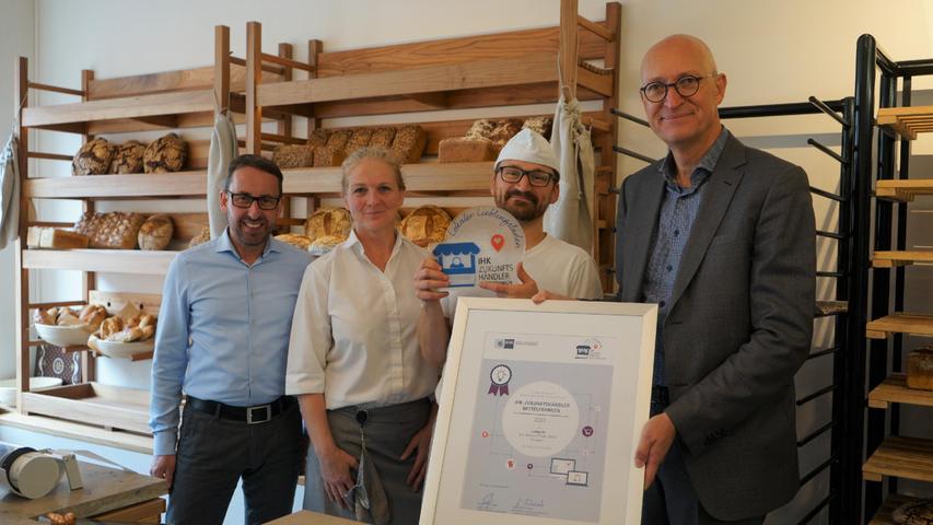 In der Bio-Bäckerei Postler feiert das Team den neuen Titel mit Konrad Beugel (r.).
