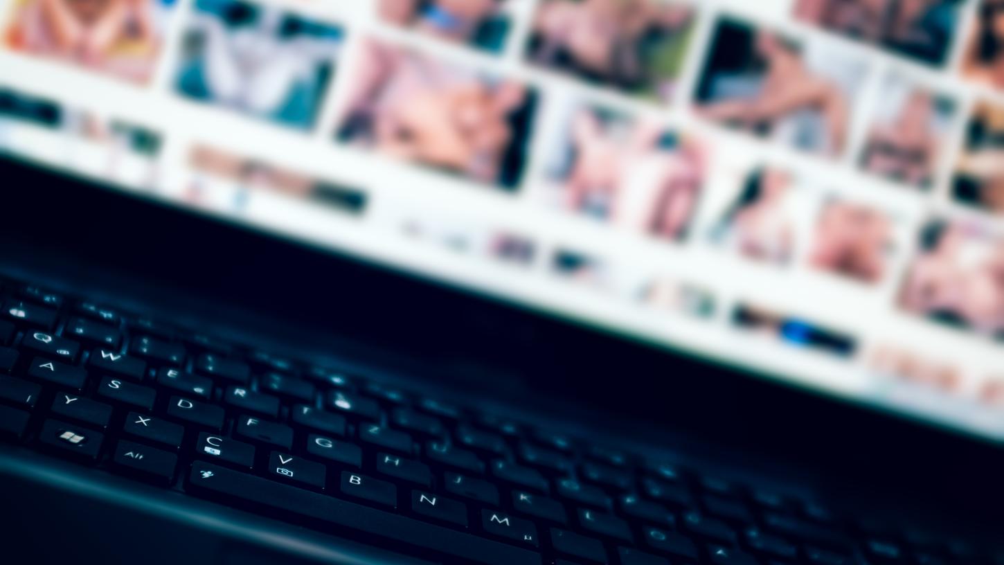 Unvorstellbare Mengen kinderpornographischen Materials hat der Angklagte aus dem Internet heruntergeladen. Unvorstellbare Mengen kinderpornographischen Materials hat der Angklagte aus dem Internet heruntergeladen.