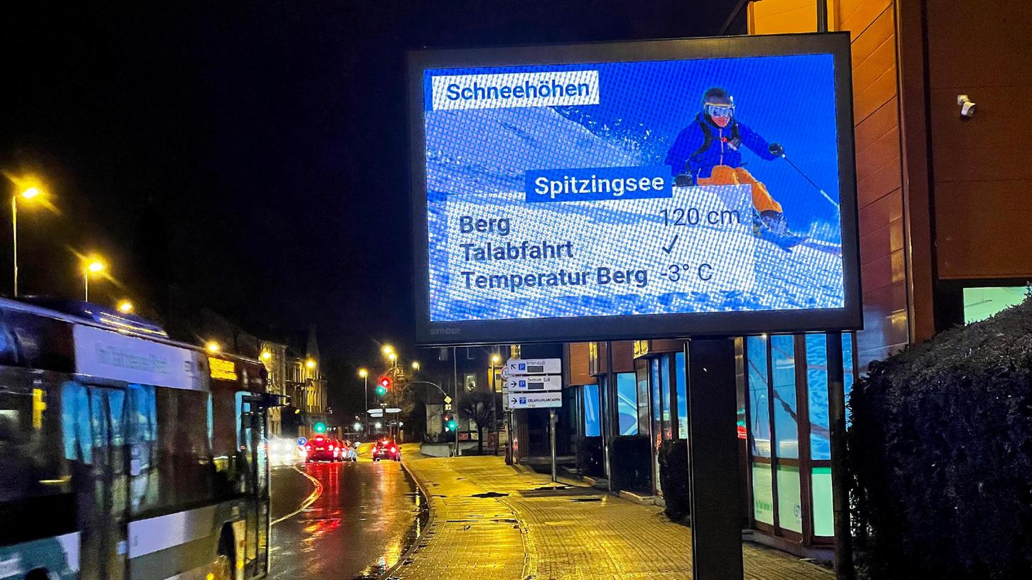 Eine der neuen elektronischen Werbetafeln leuchtet an der Äußeren Brucker Straße neben den Erlanger Stadtwerken.

