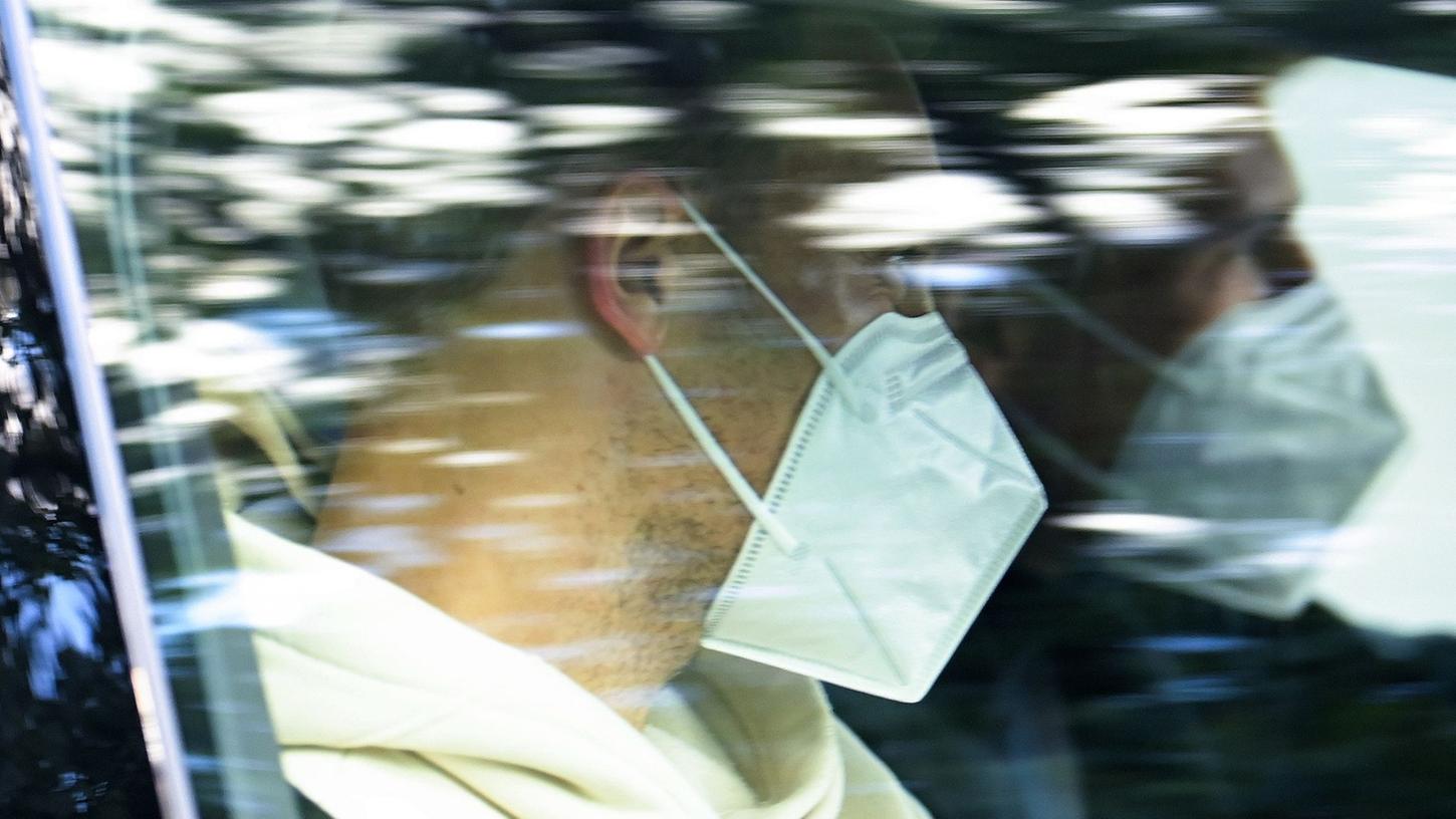 Manuel Neuer und Leon Goretzka (r) sitzen mit Mund-Nasen-Schutz in einem Fahrzeug.