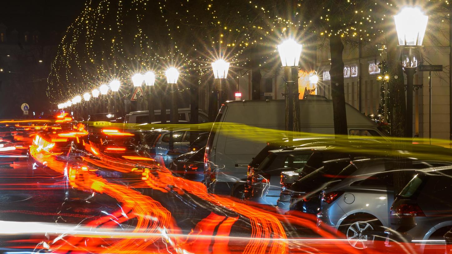 Laternen leuchten, die Scheinwerfer vorbeifahrender Fahrzeuge ziehen Lichtspuren durch die Nacht: Die nächtliche Dauerbeleuchtung ist für viele Tiere eine Qual.
