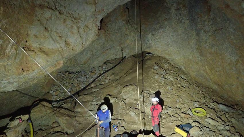 Nach Petersdom-Entdeckung: Forscher suchen im Krottenseer Forst nach einem Höhlensystem Nach Petersdom-Entdeckung: Forscher suchen im Krottenseer Forst nach einem Höhlensystem