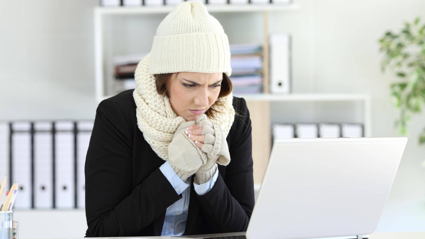 Im Büro frieren? Laut Verordnung darf es in Arbeitsräumen nicht weniger als 12 Grad geben. Bei leichter Arbeit im Büro müssen es 19 Grad sein.