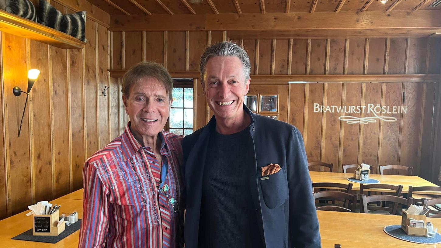 Weltstar Cliff Richard (links) neben Wirt Michael Förster, in dessen "Bratwurst Röslein" er zu Gast war.
Weltstar Cliff Richard (links) neben Wirt Michael Förster, in dessen "Bratwurst Röslein" er zu Gast war.