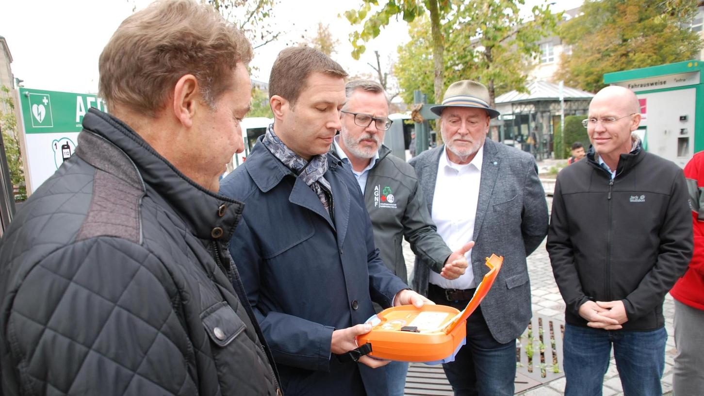 Buergermeister Markus Braun (von links) inspiziert mit Landrat Matthias Dießl, Klaus Meyer, Johann Tiefel und Thomas Zehmeister einen Defibrillator.