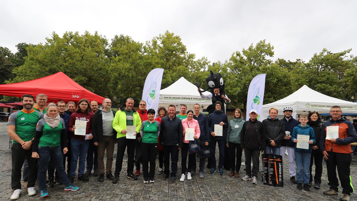 ie aktivsten Stadtradlerinnen und -radler wurden im Rahmen des Mobilitätstag auf der Fürther Freiheit ausgezeichnet. ie aktivsten Stadtradlerinnen und -radler wurden im Rahmen des Mobilitätstag auf der Fürther Freiheit ausgezeichnet.