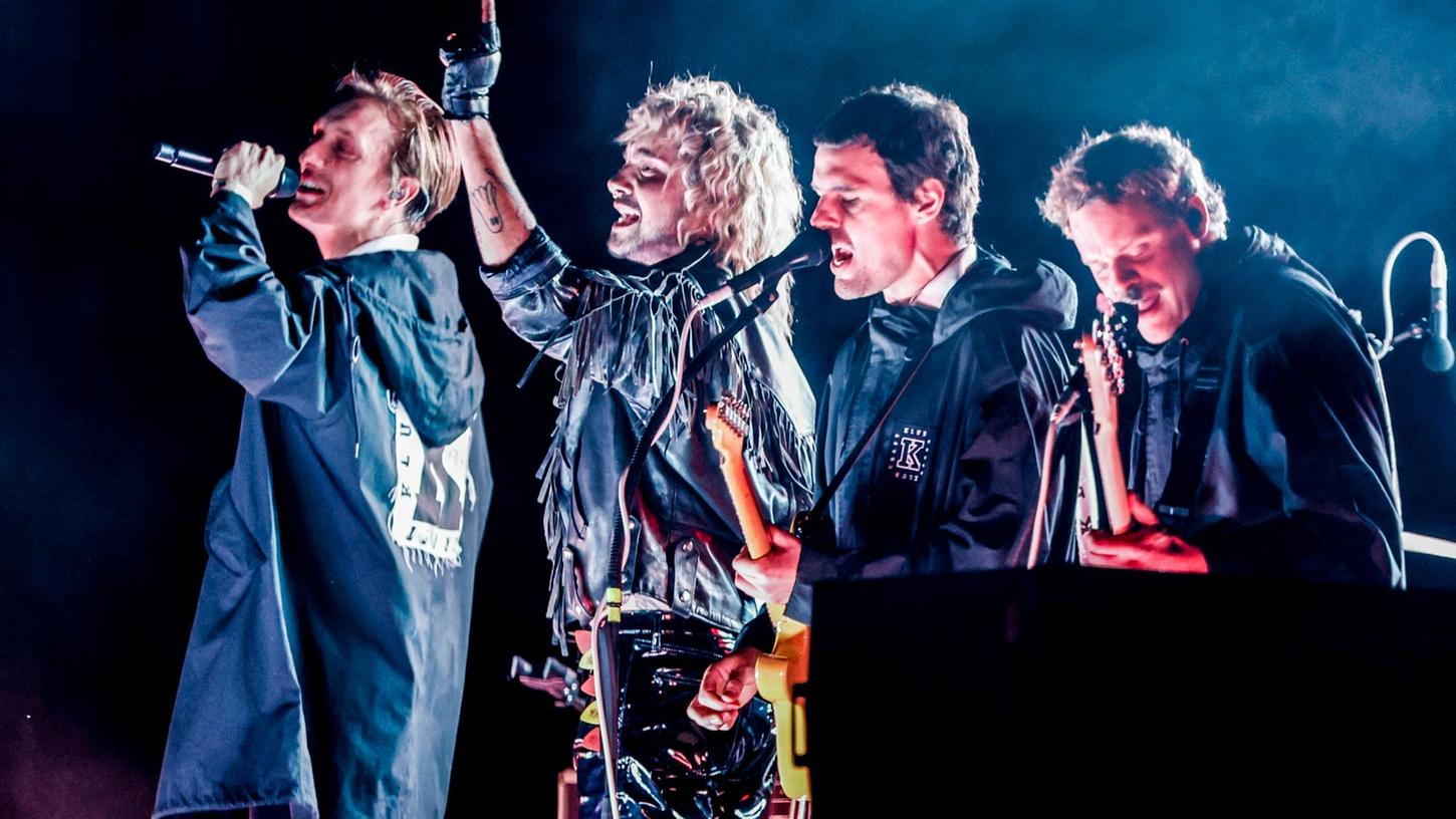 Die Band "Kraftklub" steht bei der Eröffnung des Reeperbahn-Festivals gemeinsam mit Sänger Bill Kaulitz (2. v l) auf der Bühne. Die Band "Kraftklub" steht bei der Eröffnung des Reeperbahn-Festivals gemeinsam mit Sänger Bill Kaulitz (2. v l) auf der Bühne.